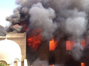 De brandende kerk van 'Prince Taodharos Elchatbi' in Fayoum